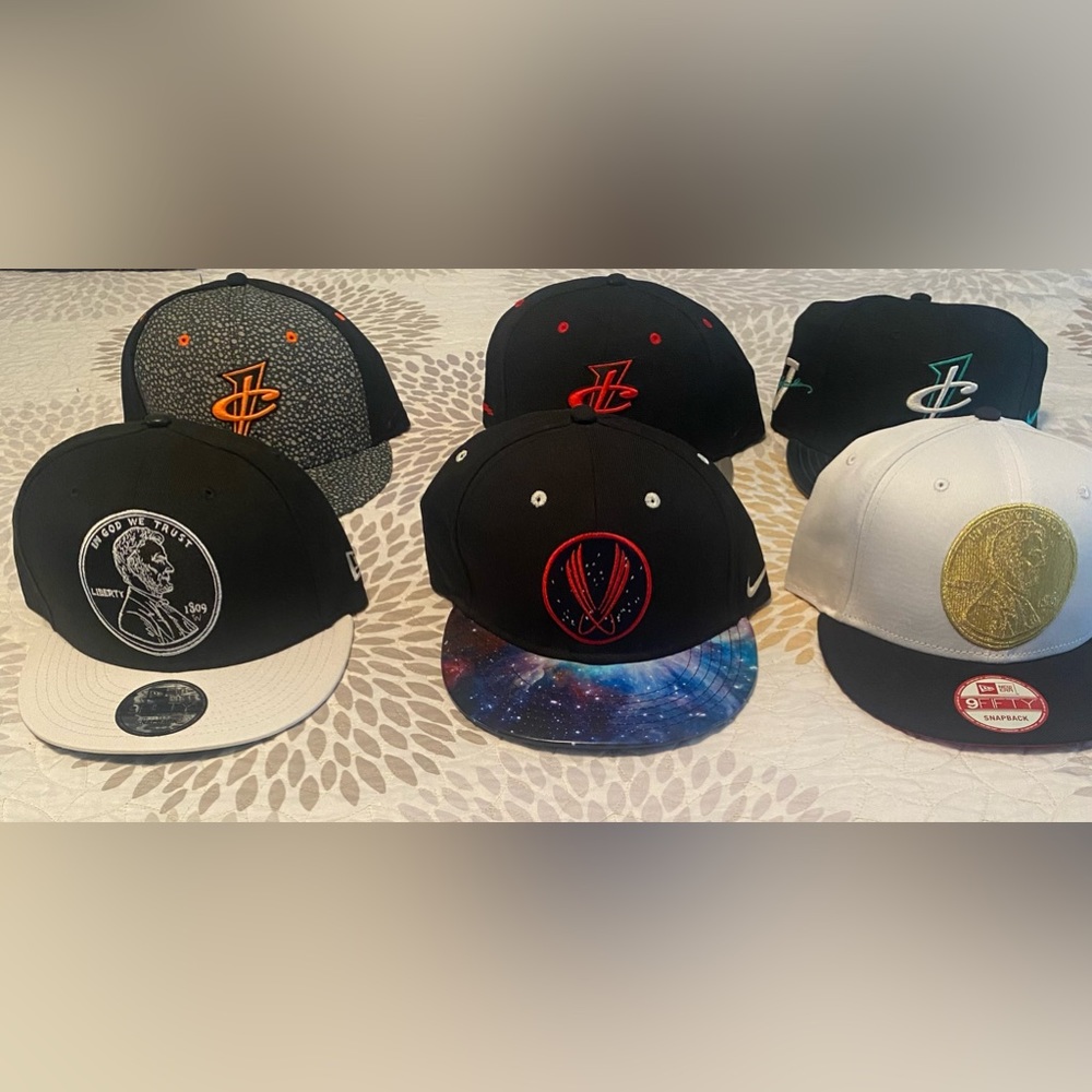 Lot of 6 snapback caps